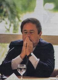 Duhalde rezando