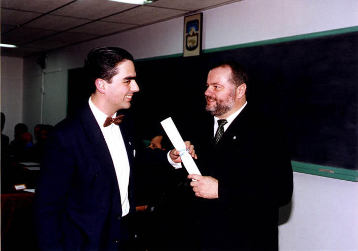 Entrega del diploma de Honor al Ing. Lucas Mezzano