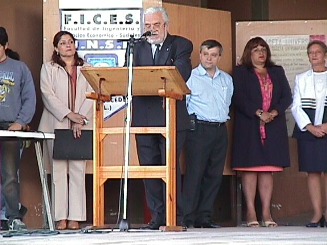 ingreso2002/rector-gr.jpg
